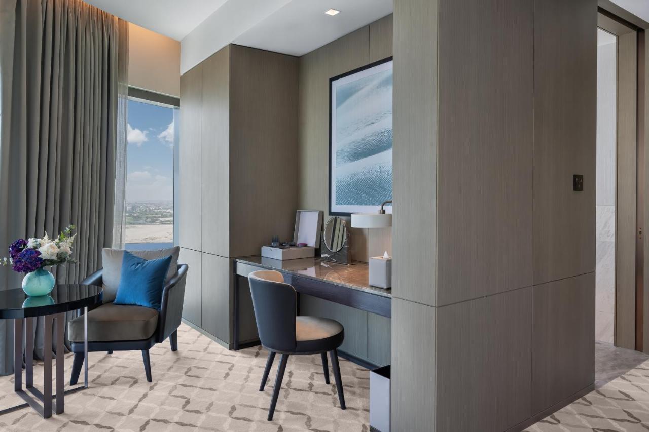 迪拜 Address Creek Harbour酒店 外观 照片 A work desk in a hotel room