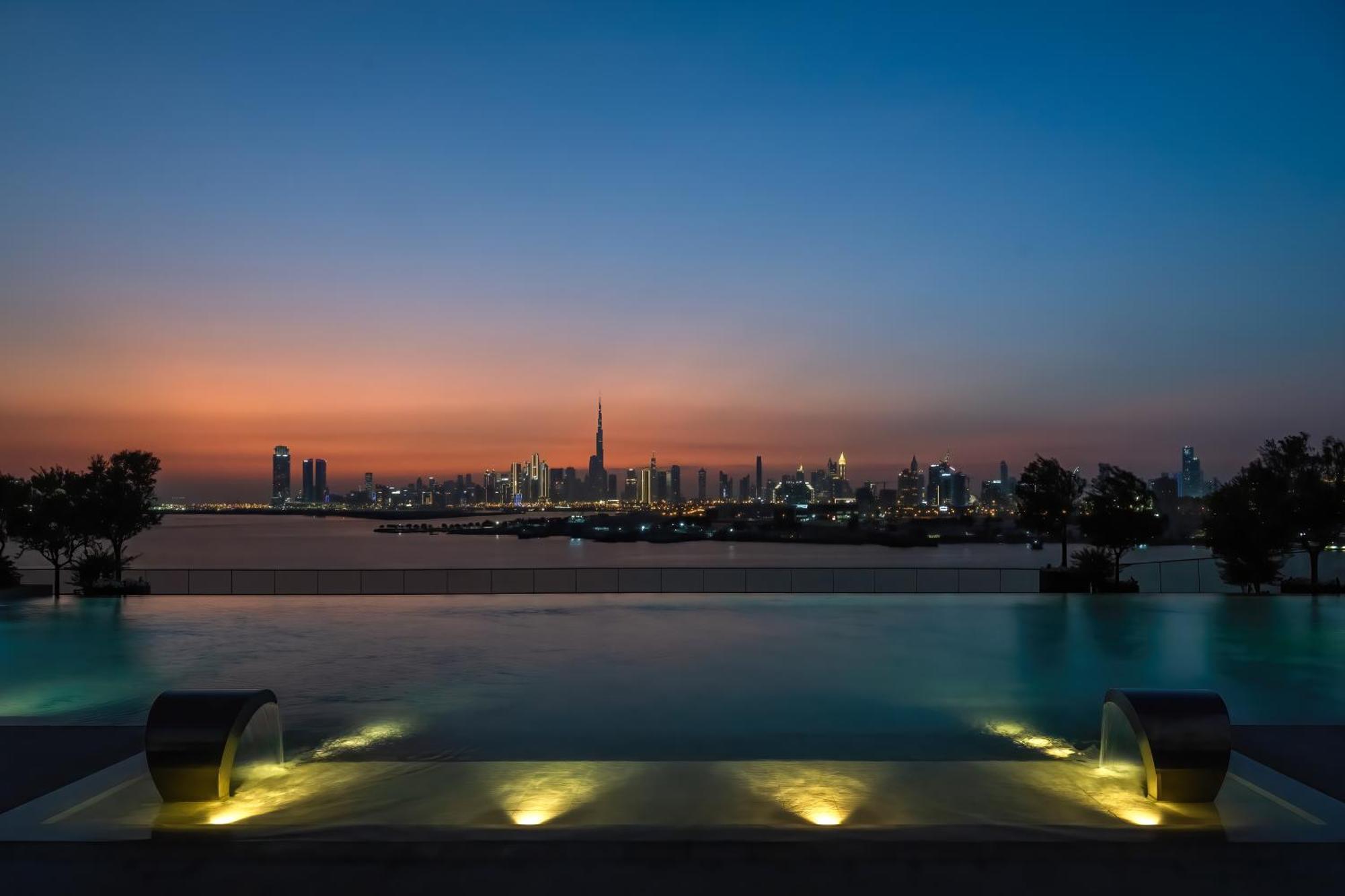 迪拜 Address Creek Harbour酒店 外观 照片 View of the Dubai skyline from the pool deck